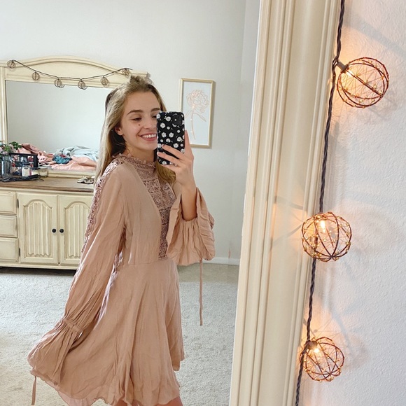 Free People Dresses & Skirts - NWT FREE PEOPLE SMALL BLUSH FLOWY LACE DRESS